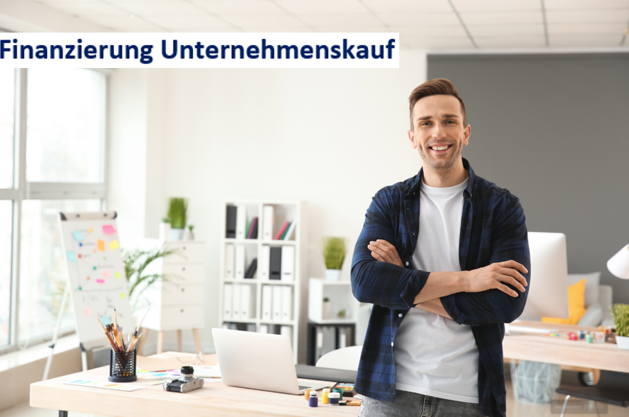 Im Bild steht ein freundlich lächelnder Mann in einem modernem lichtdurchflutetem Büro vor seinem Screibtisch. Das Bild trägt die Aufschrift: Finanzierung Unternehmenskauf