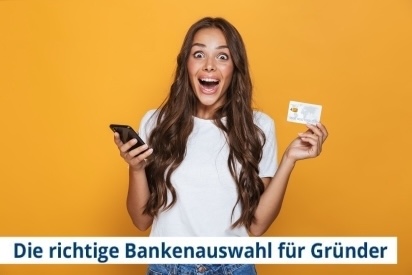 Bild mit einer Frau, die in einer Hand ein Handy hält und in der anderen eine Bankkarte. Sie lächelt und ist glücklich. Dazu der Schriftzug: DIe richtige Bankenauswahl für Gründer